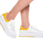 tênis branco com amarelo