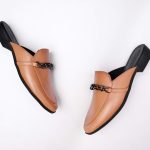mule caramelo com detalhe preto e corrente meisis shoes (1)