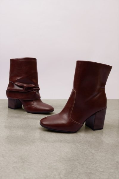 Bota Capa Slouch Anny Caramelo