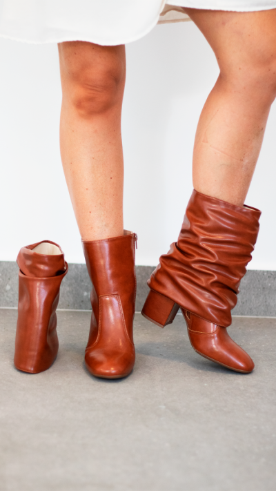 Bota Capa Slouch Anny Caramelo