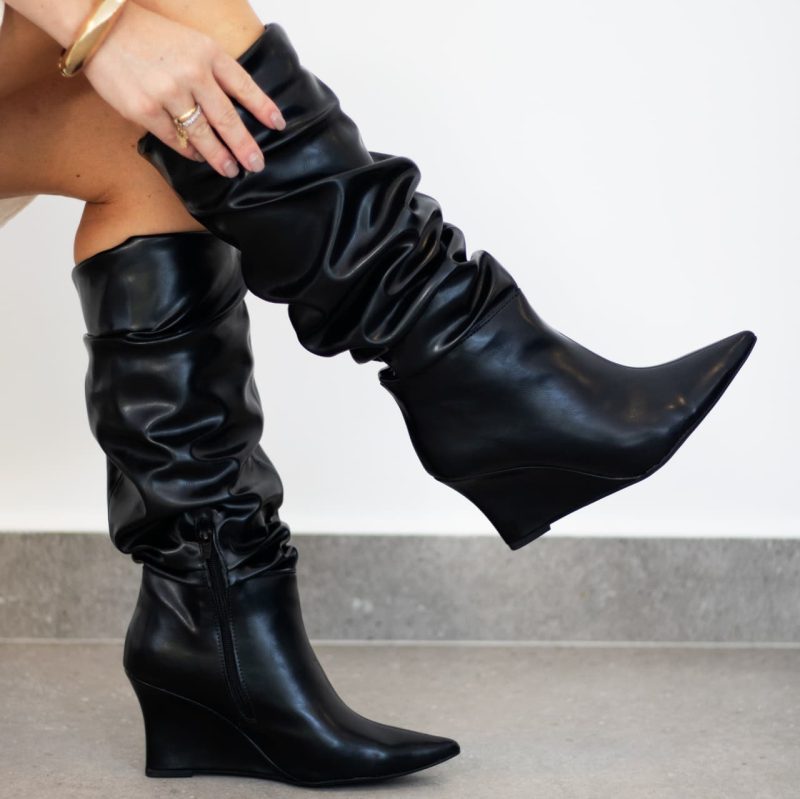 bota preta com efeito slouch salto anabela
